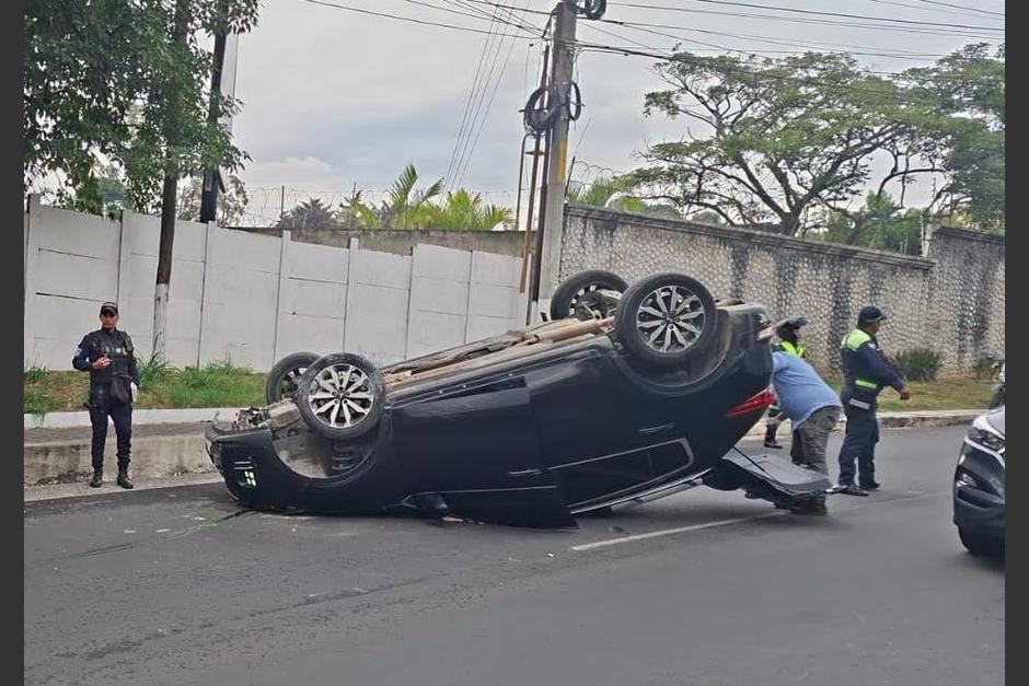 El auto volcó sobre el bulevar Villa Deportiva. (Foto: redes sociales)