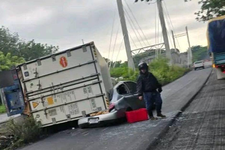Un camión terminó volcado tras una fuerte colisión. (Foto vía: RRSS)