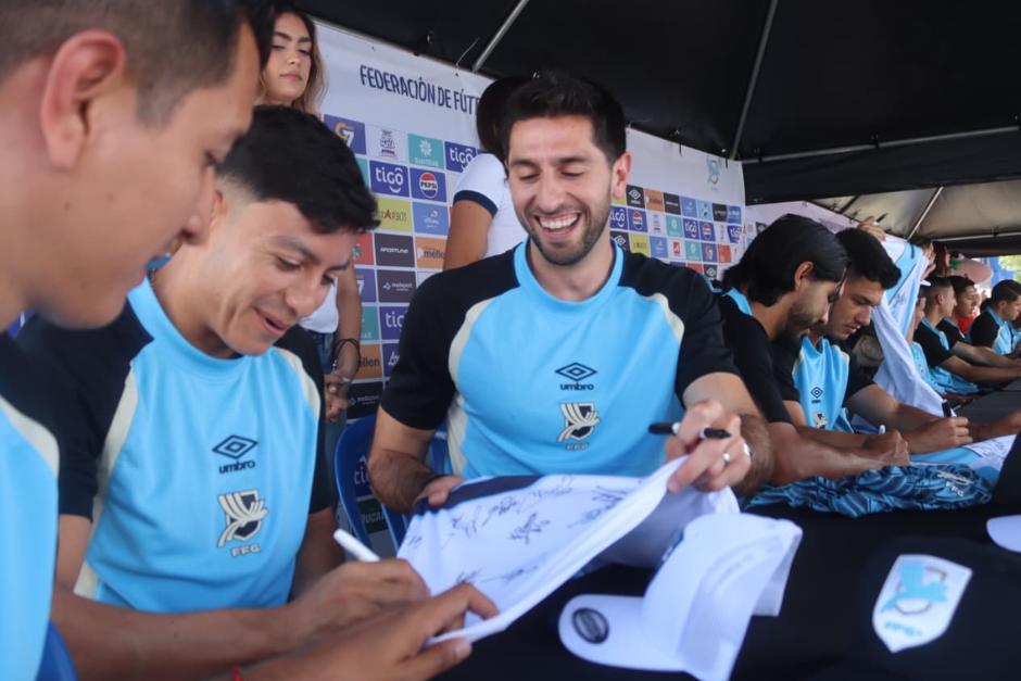 Nicolás Samayoa y César Calderón firman autógrafos. (Foto: FFG)
