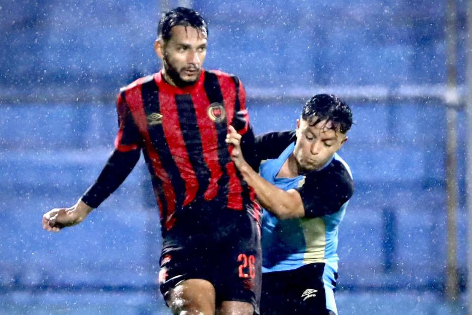 César Calderón intenta sacarle el balón a su compañero de equipo y ahora rival, Rudy Barrientos. (Foto: Municipal)