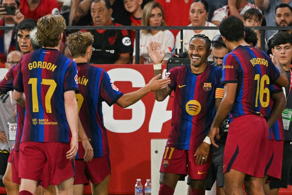 Raphinha fue la figura del encuentro con sus tres anotaciones, con las que llegó a 12 en el campeonato liguero. (Foto: AFP)