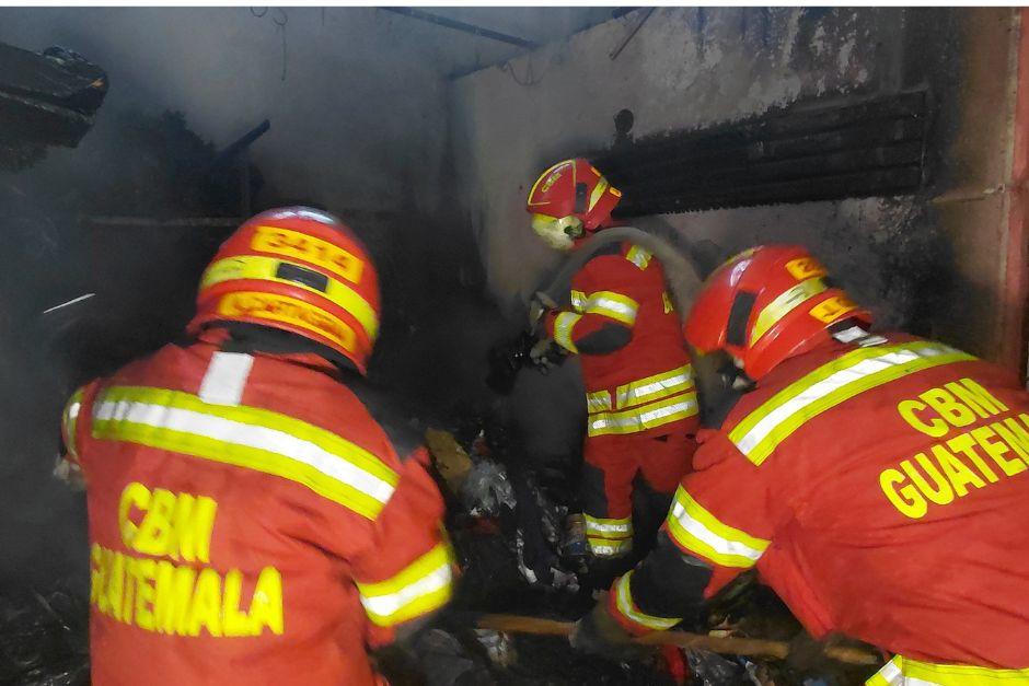 Bomberos Municipales reportan un incendio en el mercado de la colonia Villalobos, zona 12. (Foto: CBM/sOY502)