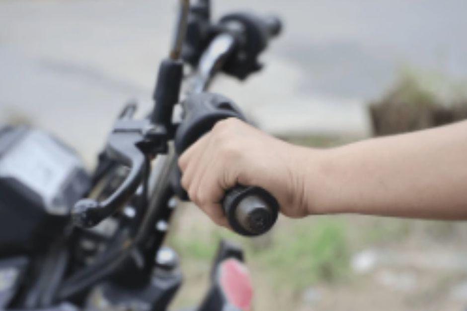 Las autoridades realizan un llamado a que los padres eviten permitir que niños conduzcan motos. (Foto ilustrativa vía: Shutterstock)