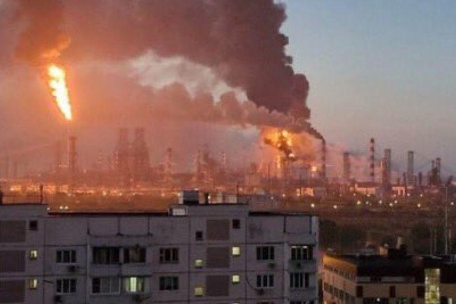 Uno de los principales complejos petroleros de Moscú fue atacado por drones. (Foto vía: RRSS)