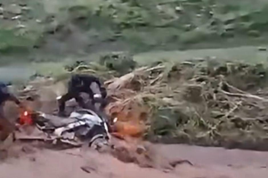 Fuertes correntadas de agua se produjeron debido a las intensas lluvias. (Foto vía: captura de video)