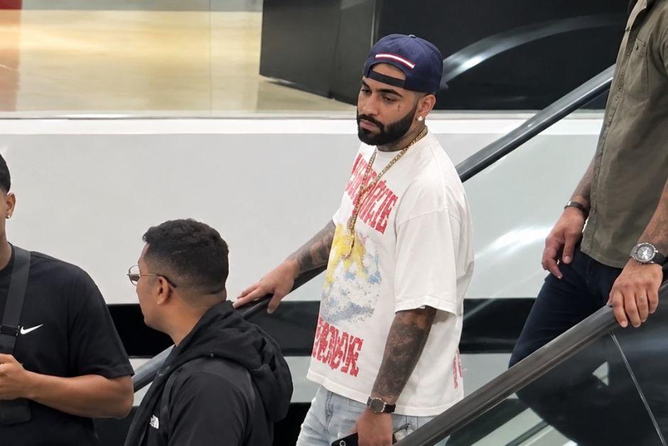 El cantante fue visto mientras visitaba un centro comercial. (Foto vía: captura de video)