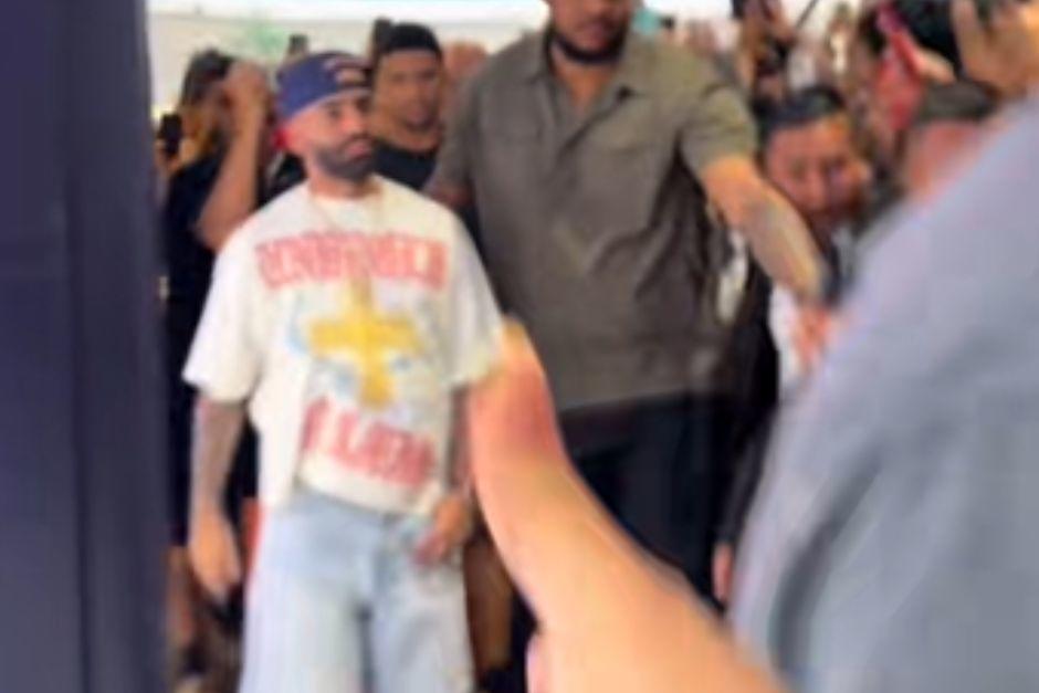 Arcángel le dio la mano a una fan. (Foto vía: captura de video)