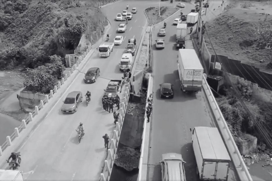 Un cuerpo fue hallado esta mañana de lunes bajo el puente Tubac, en Villa Nueva. (Foto: Captura de video)