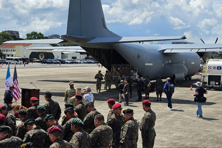Un avión de la Fuerza Aérea de Estados Unidos trasladó a Guatemala el cargamento de armamento adquirido por el Gobierno. (Foto: Estuardo Paredes / Soy502)