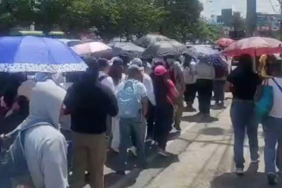 Un grupo de personas realiza una marcha pacífica en la calzada Roosevelt este lunes. (Foto: Captura de video de PMT)