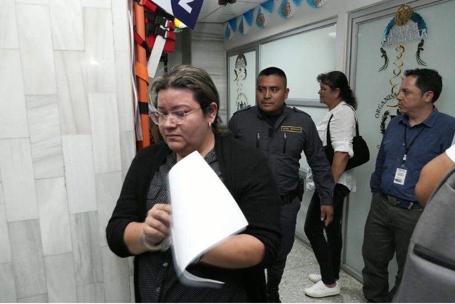 La audiencia de aceptación de cargos de dos empleados del Renap señalados de proporcionar un DPI falso a un militar mexicano fue suspendida por el Juzgado Cuarto Penal por inasistencia del MP. (Foto: Wilder López/Soy502)