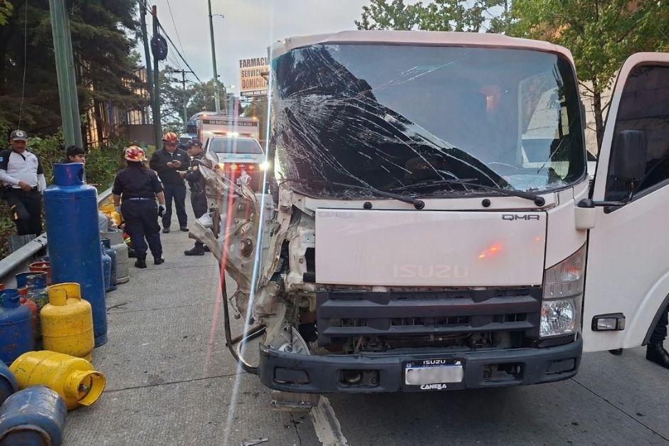 Dos vehículos de transporte pesado colisionaron en la ruta Interamericana esta mañana. (Foto: Tránsito Mixco)