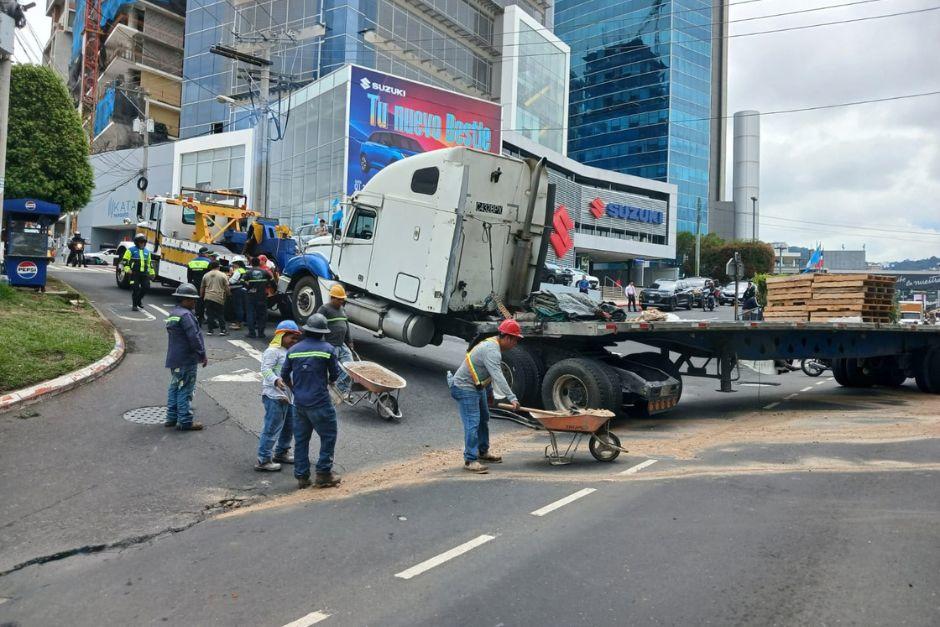 El tráiler obstaculizó la vía durante varios minutos en el bulevar Los Próceres. (Foto: Municipalidad de Guatemala)
