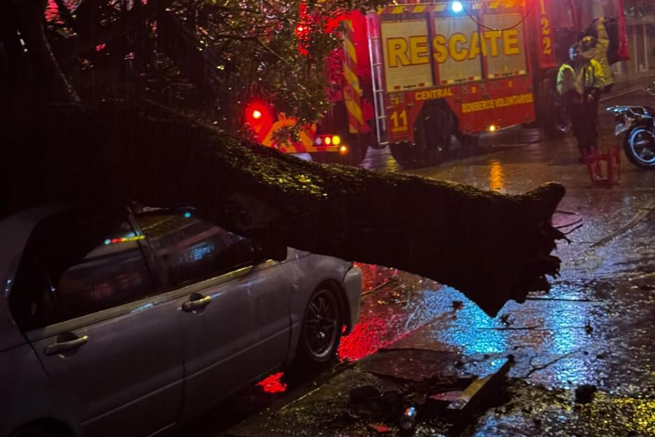 Bomberos brindaron apoyo al conductor que resultó con crisis nerviosa. (Foto: Bomberos Voluntarios)