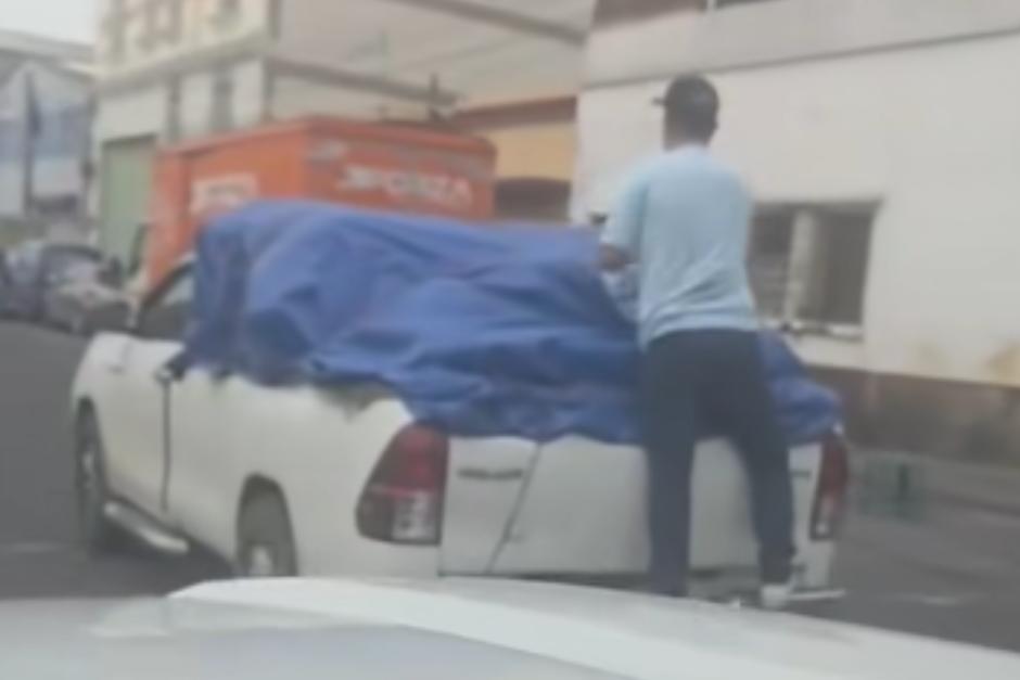 El hombre se cubrió el rostro tras ser descubierto para no poder ser identificado. (Foto: Captura de video)