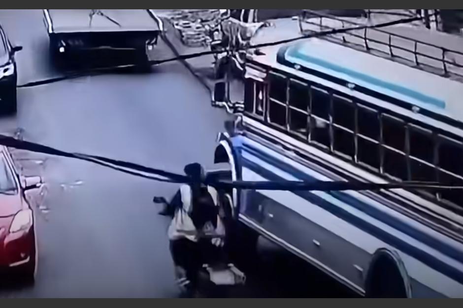 Varios peatones se acercaron para auxiliar a la víctima. (Foto: captura de video)