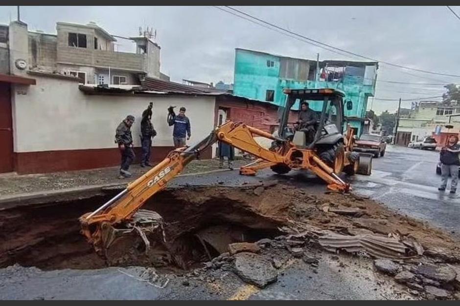 El enorme agujero alertó a los vecinos del sector. (Foto: Emixtra)
