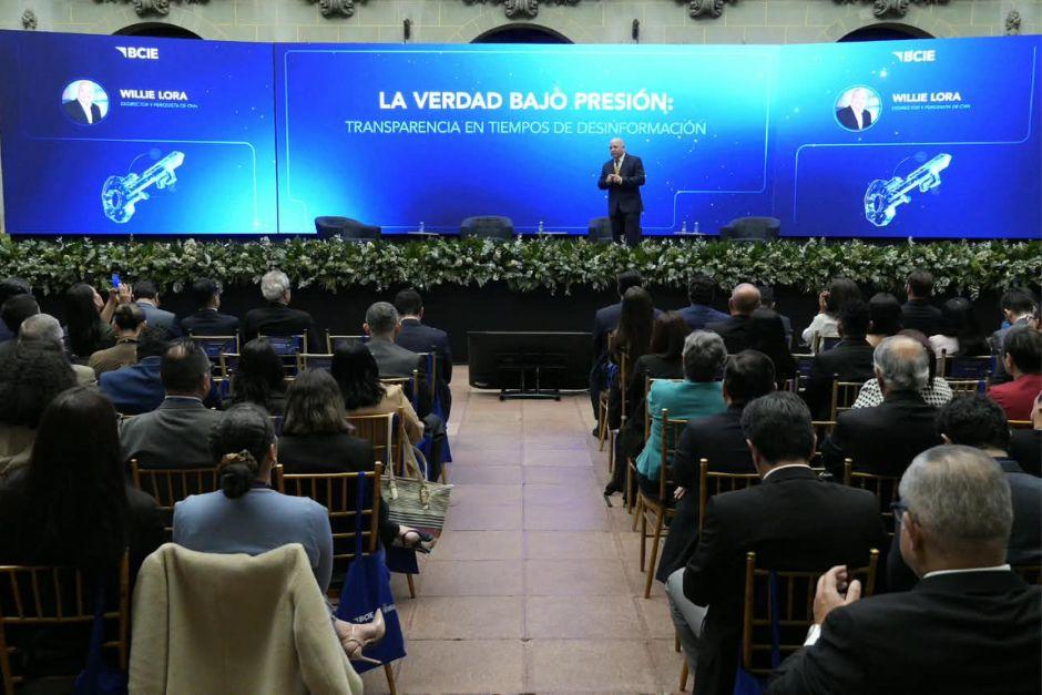 Como parte de los ejes estratégicos, el BCIE ha implementado una transformación de sus plataformas públicas mediante la incorporación de agentes de inteligencia artificial. (Foto: Wilder López / Soy502)
