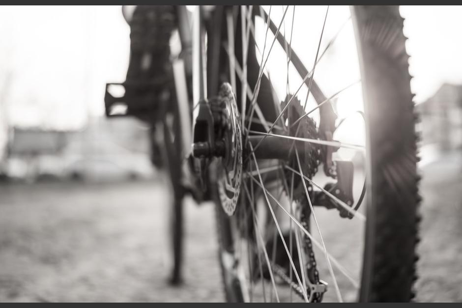 La víctima estaba sentada en la ciclovía cuando fue atacada. (Foto: Shutterstock)