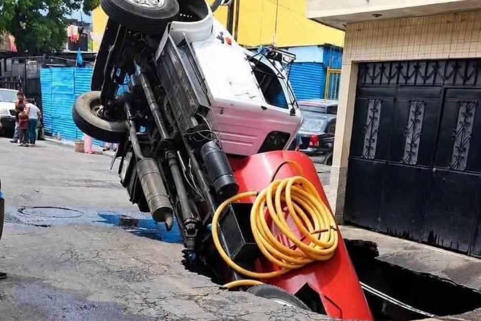 La cisterna quedó atrapada en un hundimiento en la zona 7 de Mixco. (Foto: RRSS)