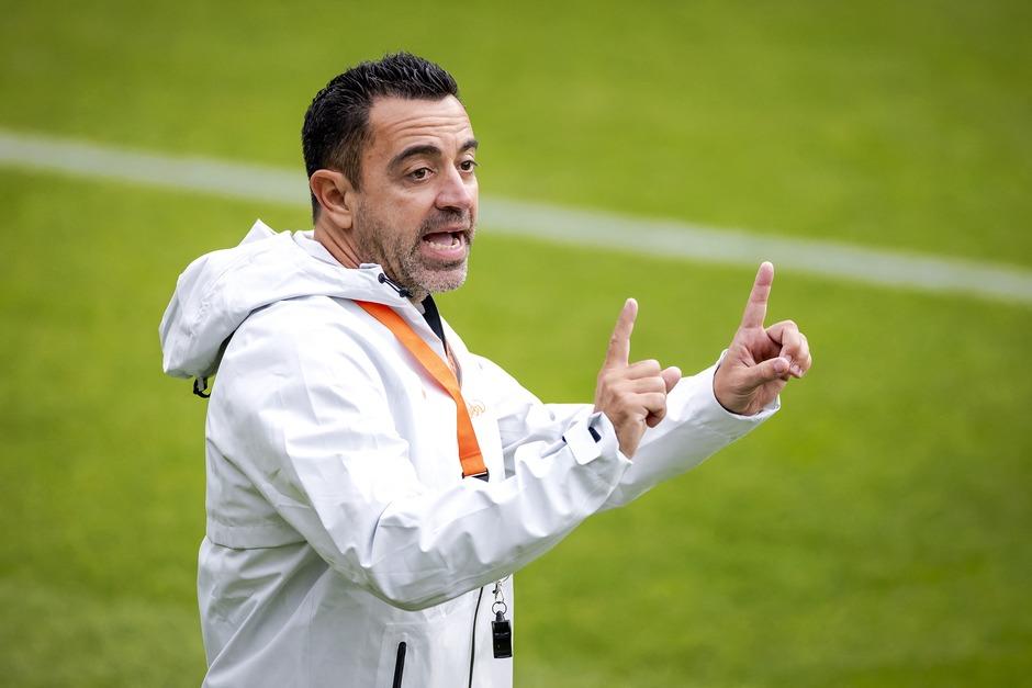 Xavi dando instrucciones en el entrenamiento de la Naranja Mecánica. (Foto: AFP) 
