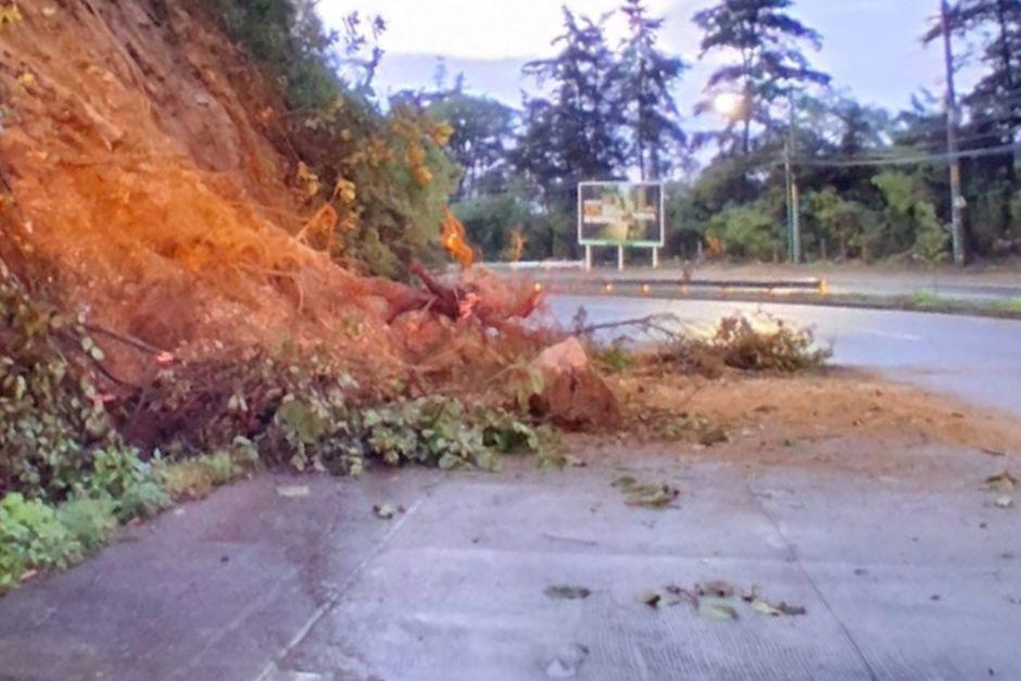 El deslizamiento de tierra ha obstaculizado un carril en la ruta Interamericana. (Foto: CVB)