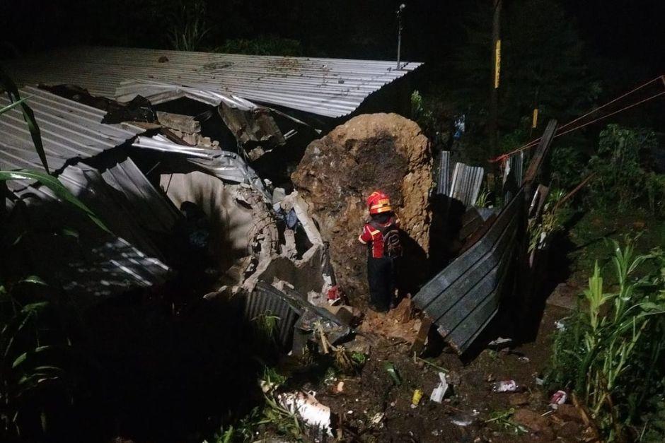 Una familia resultó afectada tras el desprendimiento de una roca en Mixco. (Foto: CBM)
