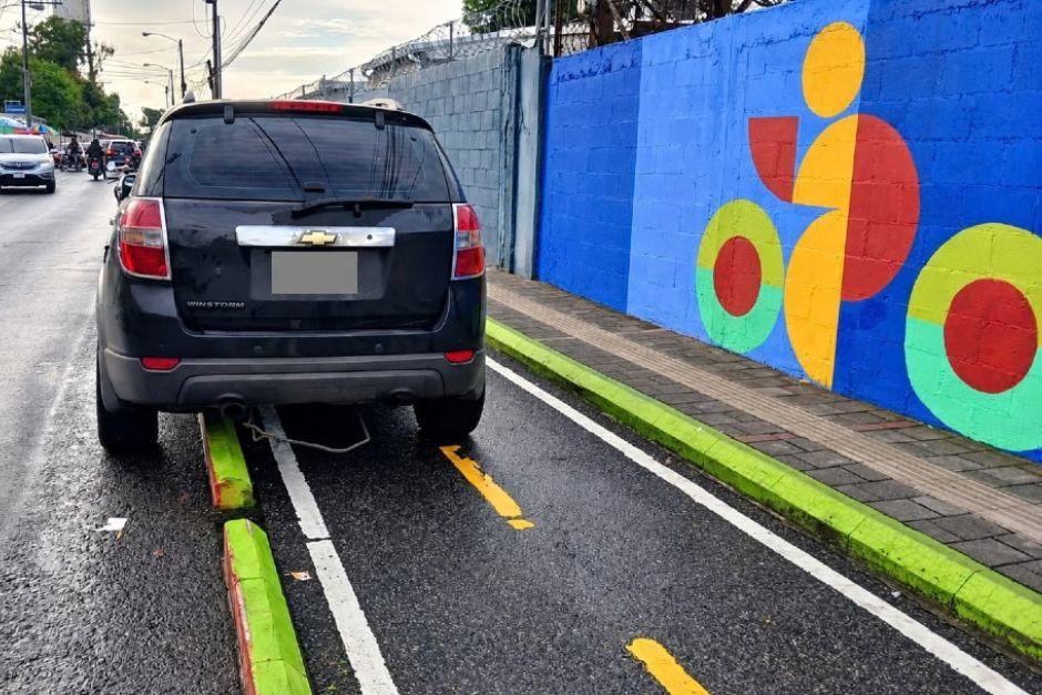 El vehículo obstruía la ciclovía ubicada en la zona 11 capitalina. (Foto: PMT)