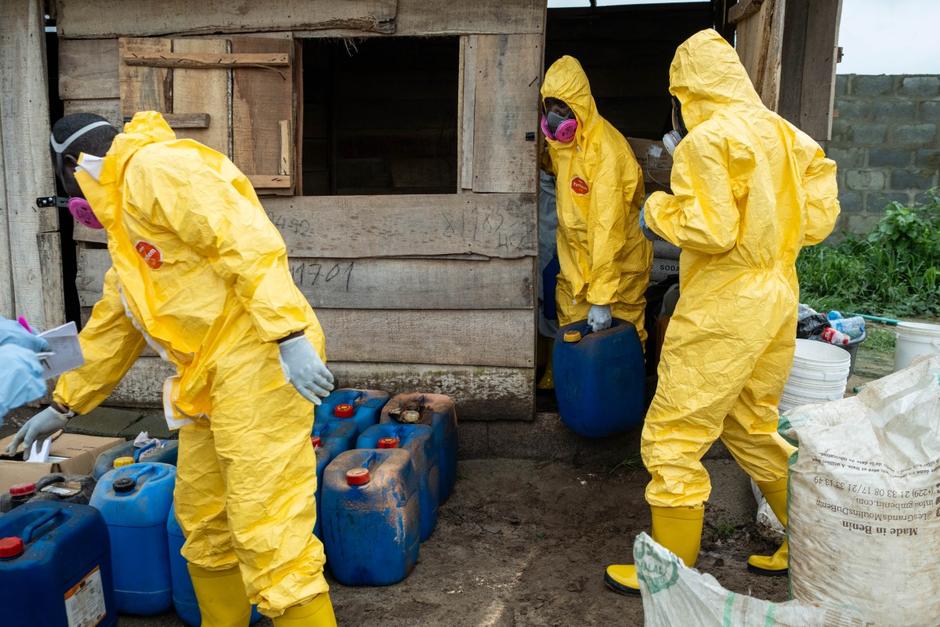 Agentes desmantelan un narcolaboratorio de mentafetamina en Nigeria, hasta donde se ha expandido el cartel de Sinaloa. (Foto: AFP)