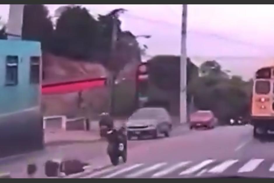 Uno de los vehículos derribó a otro motorista. (Foto: captura de video)