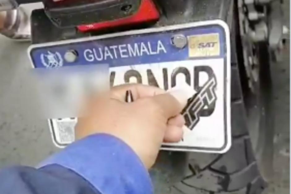 Agentes de la PMT sancionaron al conductor por transitar con las placas tapadas. (Foto: Captura de video)
