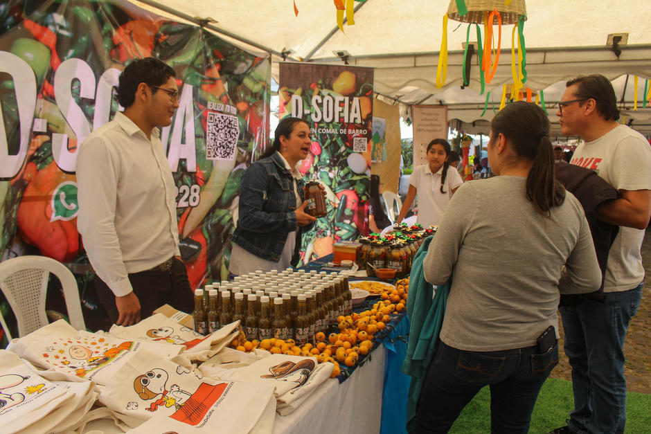 El níspero arribó a comienzos del siglo XX y sostiene la economía de San Juan del Obispo. (Foto: Carlos Vicente)