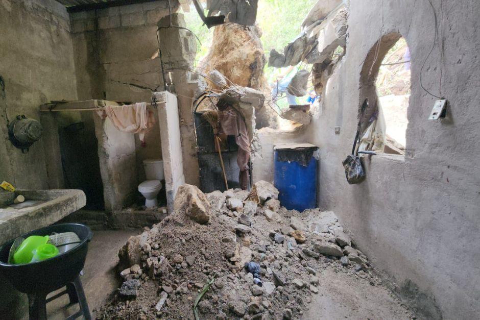 Una vivienda sufrió severos daños tras la caída de una enorme roca en Mixco. (Foto: Jorge Senté/Colaborador)