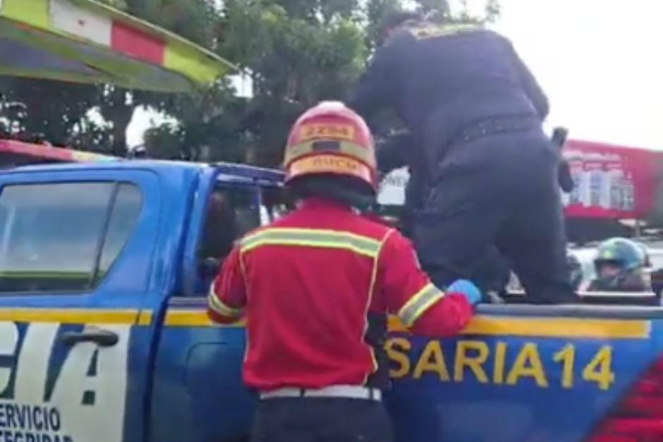Dos presuntos asaltantes fueron detenidos tras un ataque armado en zona 12. (Foto: Captura de video)