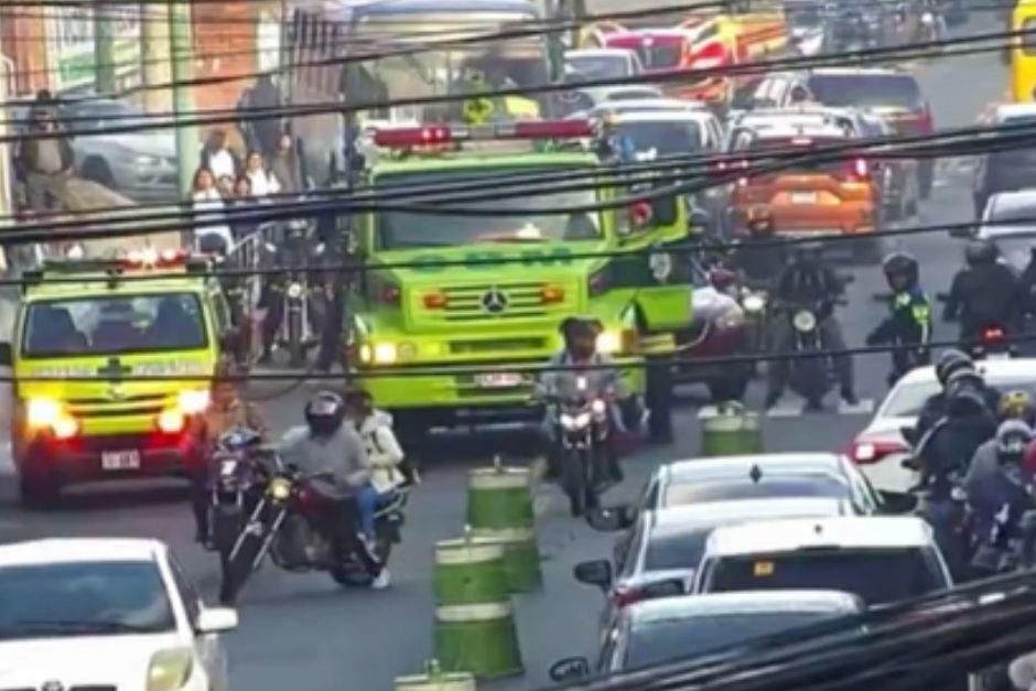 El vehículo de dos ruedas prendió en llamas en medio de la ruta. (Foto vía: captura de video)