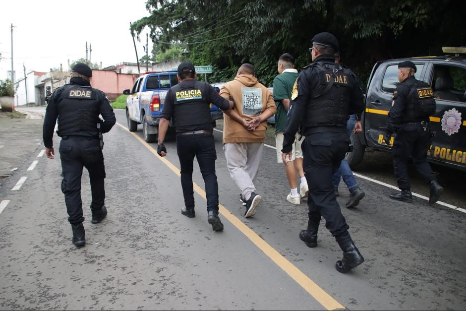 Las autoridades han hallado un arsenal dentro de un vehículo y capturaron a dos hombres. (Foto: PNC)