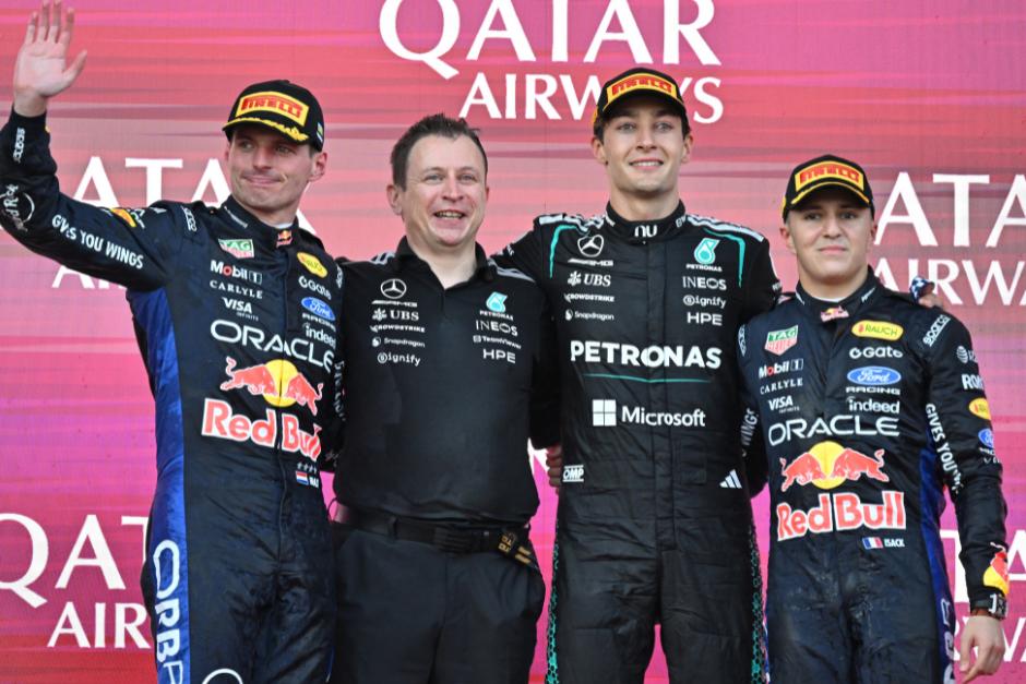 Russell estuvo acompañado en el podio por Max Verstappen e Isack Hadjar, ambos de Red Bull. (Foto: AFP)