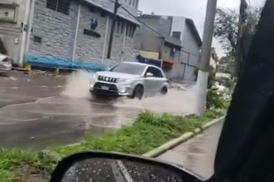 Los conductores han presentado dificultades para circular en el bulevar San Cristóbal. (Foto: Captura de video)