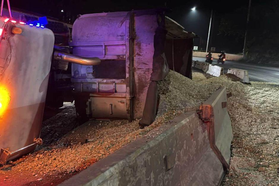 La carga del camión quedó derramada sobre la cinta asfáltica. (Foto vía: Policía Municipal de Tránsito, Amatitlán)