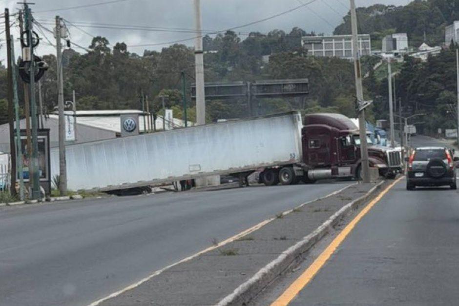 El transporte pesado bloquea ambos carriles. (Foto vía: Policía Municipal de Tránsito, Villa Nueva)