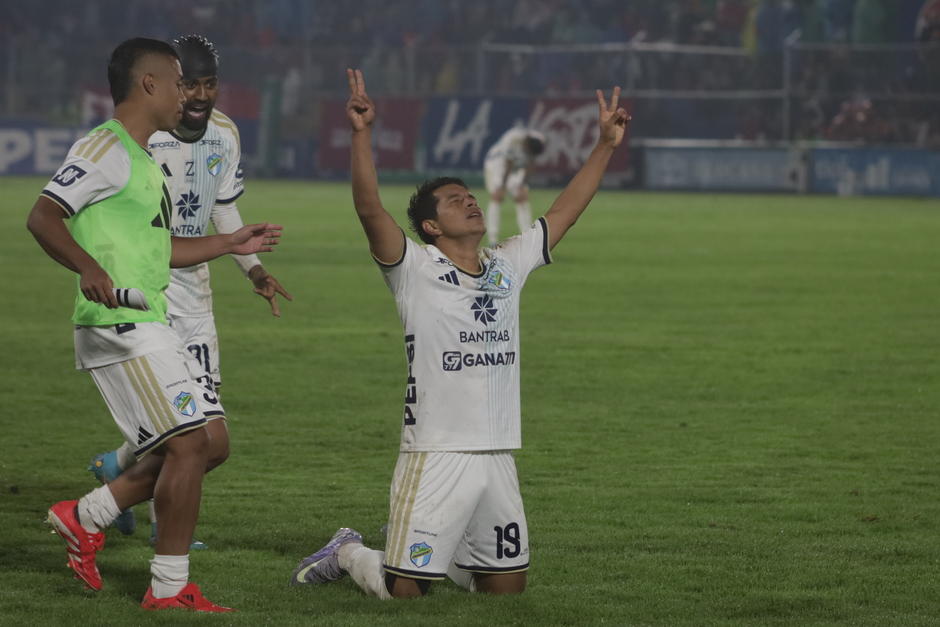 Los albos se quedaron la victoria tras ir perdiendo 2-0 en el Mario Camposeco. (Foto: Karla Santiago) 