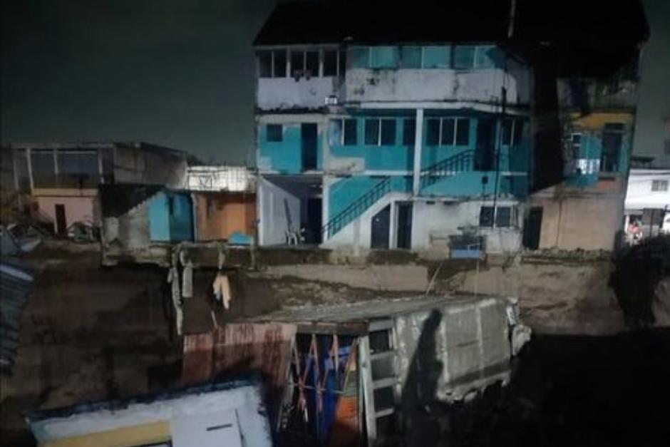 Varias viviendas han colapado en sectores de Villa Hermosa 1 por la crecida de ríos. (Foto: Conred/Soy502)