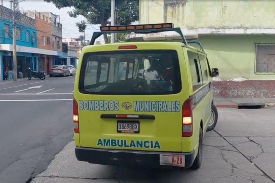 Dos personas fueron trasladadas a centros asistenciales tras resultar heridas en un accidente en zona 7. (Foto: CBM)