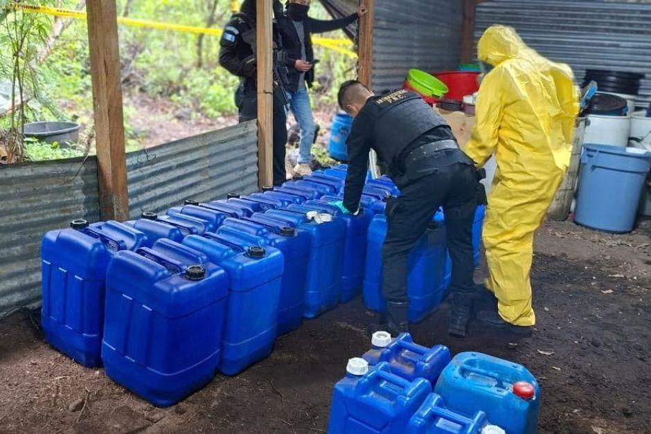 Cocaína fue localizada durante los allanamientos realizadas en Sacatepéquez. (Foto: PNC)