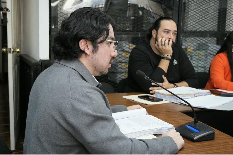 Diego Duque, hermano de Pedro Duque, señalado en el desfalco de Q20 millones al CHN, declara ante el juez de extinción de dominio, Delmar González. (Foto: Wilder López)