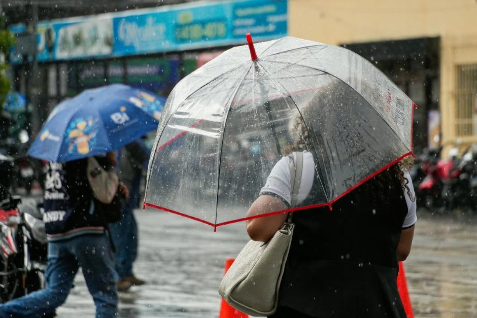 Las fuertes lluvias afectaron a los guatemaltecos en el Centro Histórico. (Foto: Wilder López/Soy502)