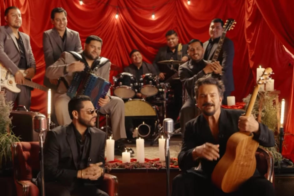 Ricardo Arjona y Grupo Firme aparecen juntos dando una noticia. (Foto: Instagram)