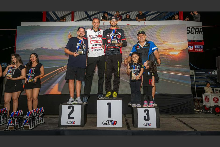Marco y Juanes Morales posan en el pido de ganadores, luego de ganar la fecha, y por ende el título en la división GTR ULTRA. (Foto: Marco Morales)