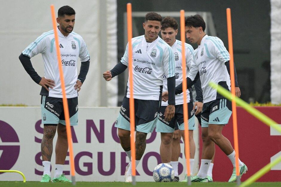 Cristian Romero, Enzo Fernández, Julián Alvarez y Lisandro Martínez en el entrenamiento de la Albiceleste. (Foto: AFP) 