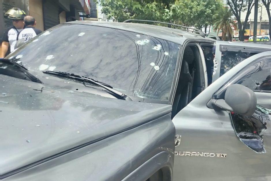 Los atacantes dispararon con fusiles en contra de una camioneta gris. (Foto: CVB)